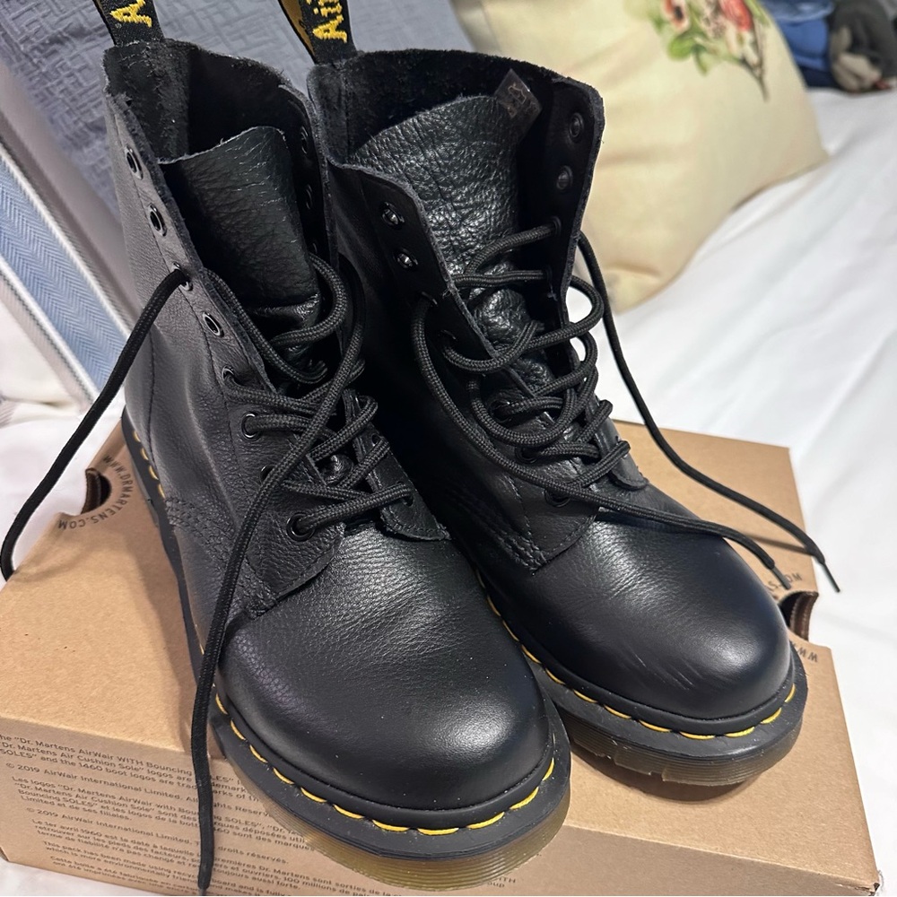 Dr. Martens 1460 Pascal Virginia Leather Boots size 8